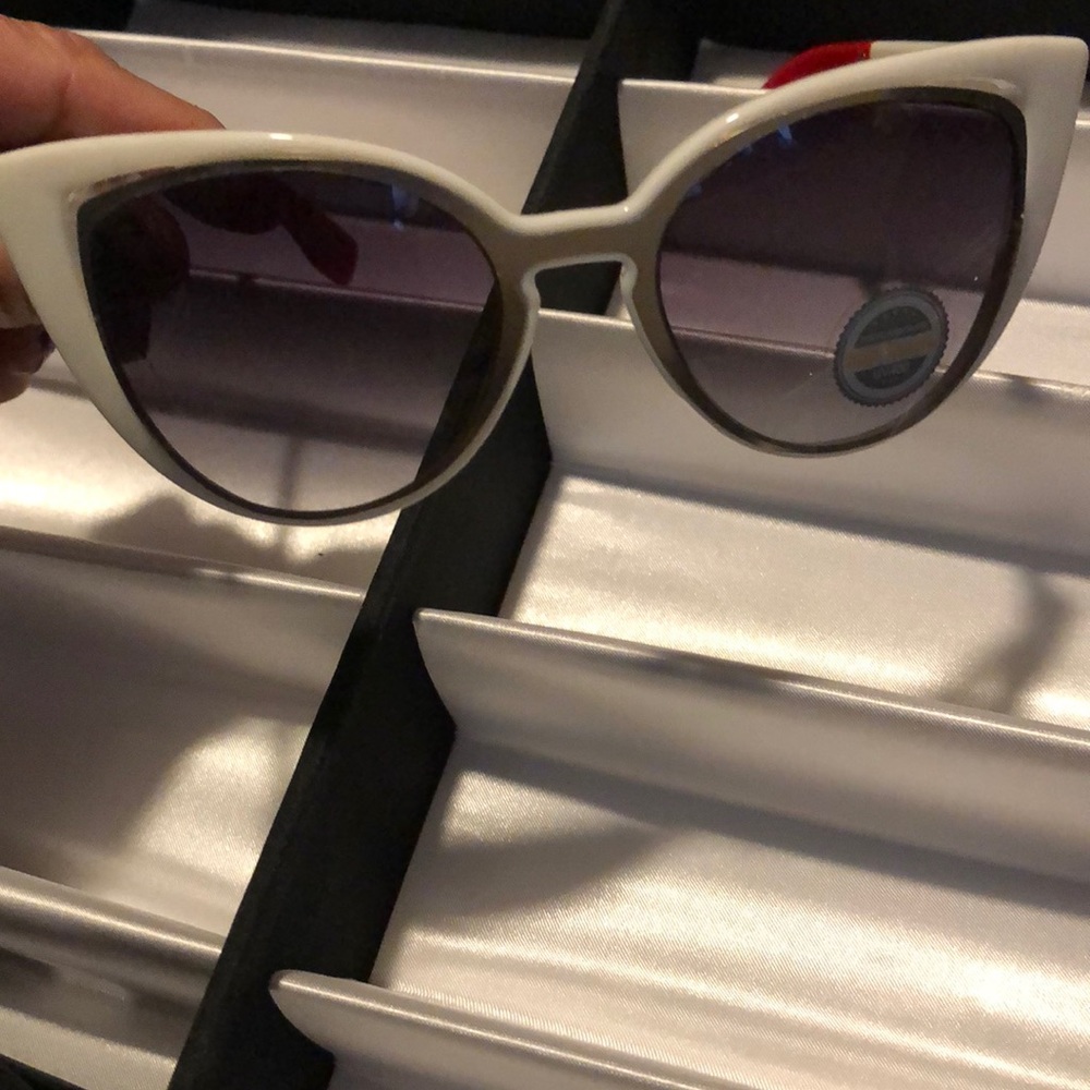BNWT CATEYE WHITE AND RED SUNGLASSES SUPER CHIC 🕶